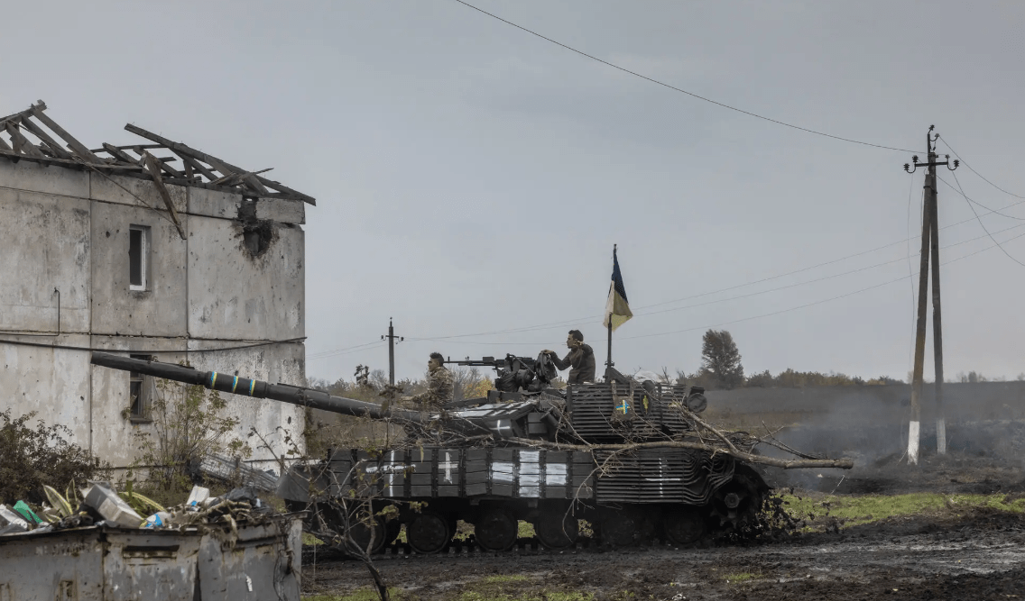 Українські військові полюють на деморалізованих російських утікачів у захопленому місті